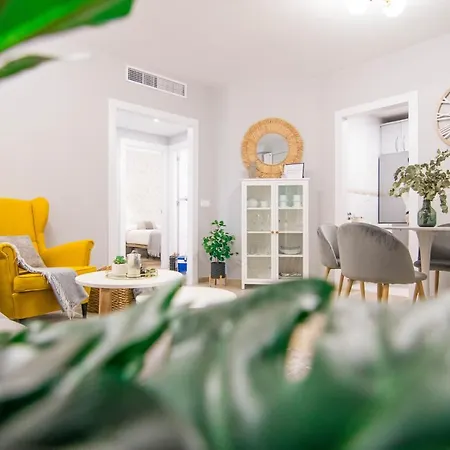 New! Luxury Center & 2 Balconies Apartment